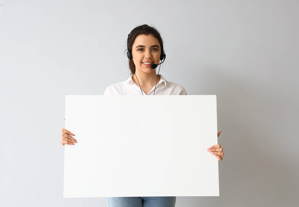 Agente de suporte técnico feminino com cartaz em branco no fundo claro - Foto, Imagem