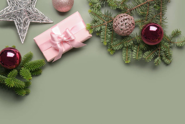 Χριστουγεννιάτικο δέντρο κλαδιά με κουτί δώρου και μπάλες σε γκρι φόντο - Φωτογραφία, εικόνα