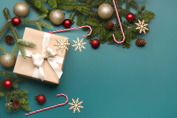 Χριστουγεννιάτικο δέντρο κλαδιά με κουτί δώρου, μπάλες και διακοσμήσεις σε μπλε φόντο - Φωτογραφία, εικόνα