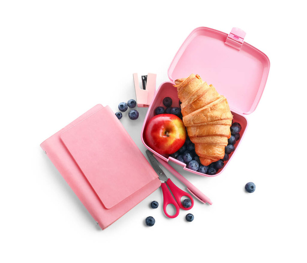 Schreibwaren und Lunchbox mit leckerem Essen isoliert auf weißem Hintergrund - Foto, Bild