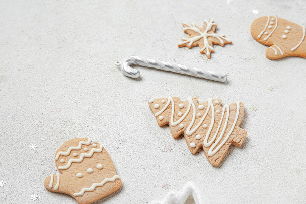 Composizione con dolci biscotti natalizi e decorazioni su sfondo chiaro, primo piano - Foto, immagini