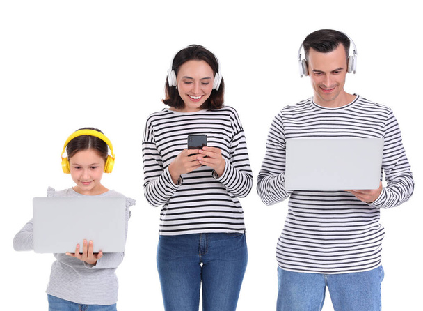 Famille heureuse avec des gadgets isolés sur fond blanc - Photo, image