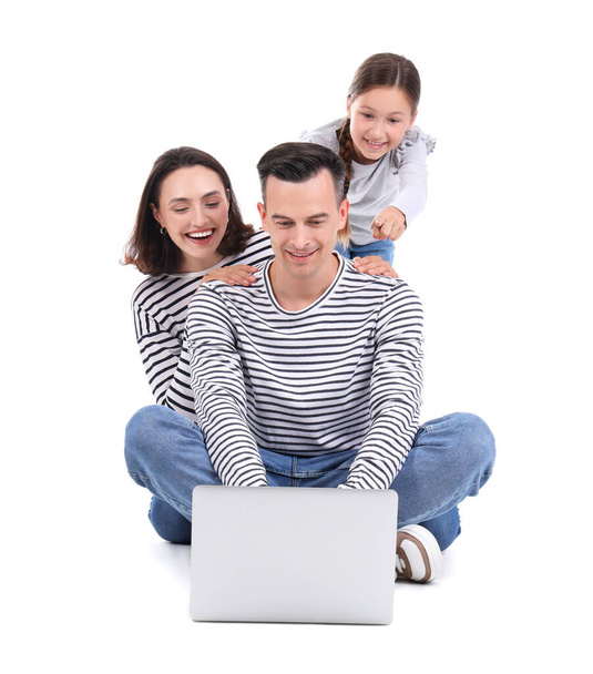 Familia feliz con portátil aislado sobre fondo blanco
 - Foto, imagen