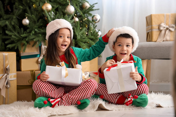 Evde Noel hediyeleri olan sevimli küçük çocuklar. - Fotoğraf, Görsel