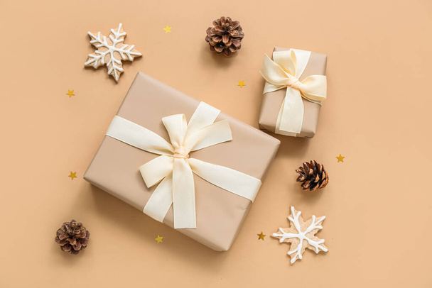 Різдвяні подарункові коробки та печиво на бежевому фоні - Фото, зображення