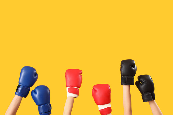 Жіночі рукавички боксу на помаранчевому фоні - Фото, зображення