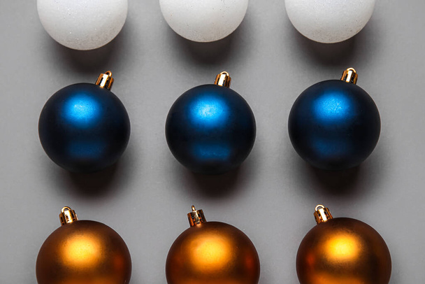 Bolas de Natal no fundo cinza
 - Foto, Imagem