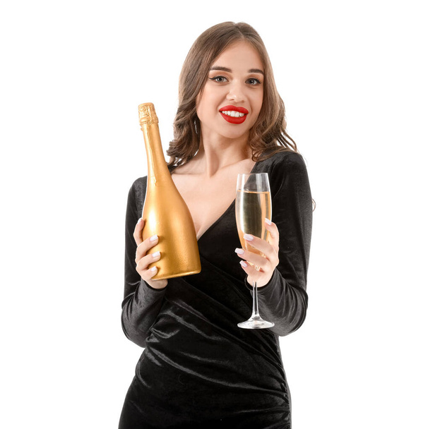 Mujer joven con champán sobre fondo blanco. Celebración de Año Nuevo - Foto, Imagen