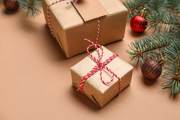 Karácsonyi ajándékok, fenyő ágak és labdák színes háttér, közelkép - Fotó, kép