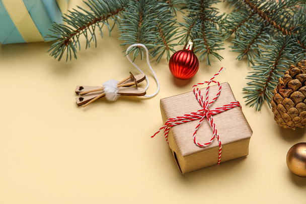 Weihnachtsgeschenk, Dekorationen und Tannenzweige auf farbigem Hintergrund - Foto, Bild