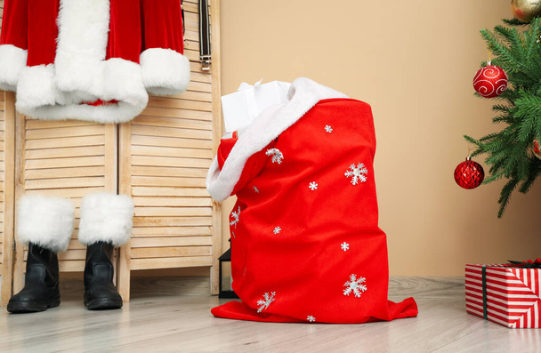 Santa torba z prezentami w salonie - Zdjęcie, obraz