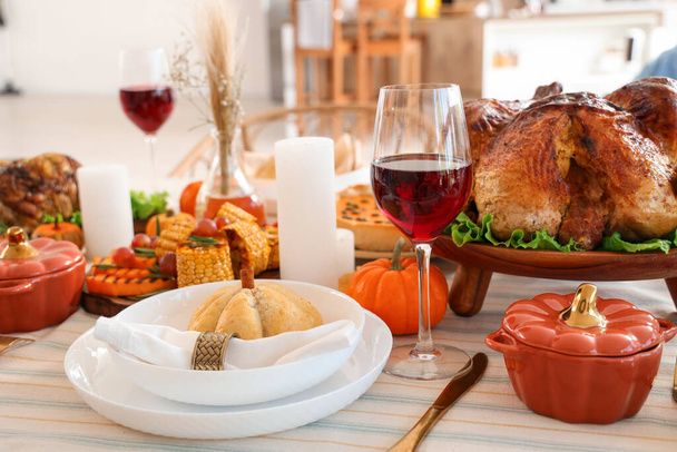 Cadre de table festive avec de la nourriture savoureuse pour le jour de l'Action de grâces, gros plan - Photo, image