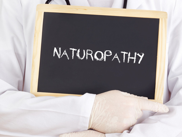 El médico muestra información sobre pizarra: naturopatía
 - Foto, imagen