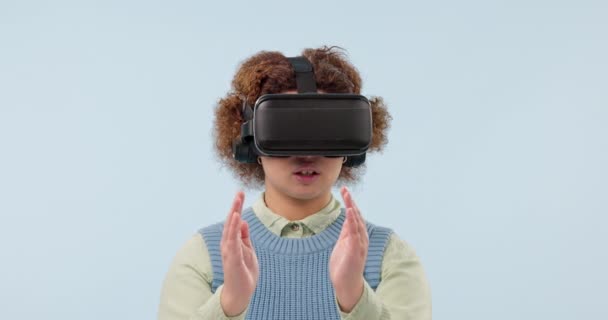 VR bril, zakenvrouw en handen scrollen met metaverse, virtual reality en futuristisch spel in de studio. Technologie, gamer software en professioneel met 3D en online tech met blauwe achtergrond. - Video