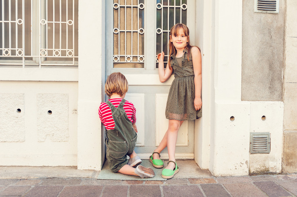 Schattige kinderen buiten spelen, dragen kaki kleur kleding - Foto, afbeelding