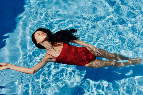 Γυναίκα μπλε σπορ νερό σώμα ομορφιά διακοπές νέος αναψυχή τρόπος ζωής πισίνα κολυμβητής κολύμπι όμορφη γυναίκα μπικίνι άτομο καλοκαίρι υγιή - Φωτογραφία, εικόνα