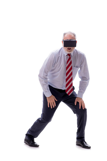 Homme d'affaires portant des lunettes virtuelles isolé sur blanc - Photo, image