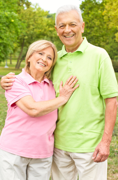Boldog nyugdíjas pár a szabadban - Fotó, kép
