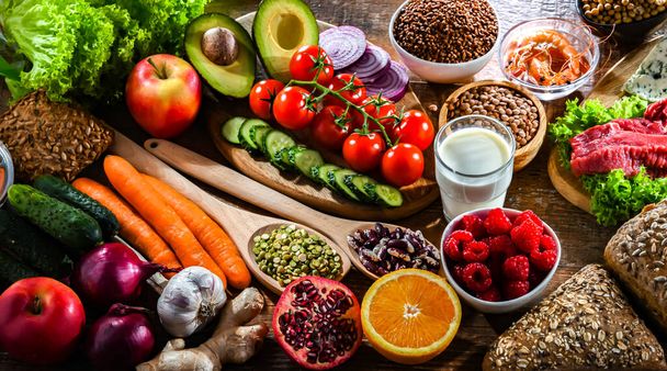 Różnorodność produktów spożywczych reprezentujących zrównoważoną dietę - Zdjęcie, obraz