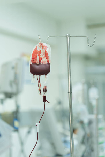 El paciente está recibiendo componentes sanguíneos para reemplazar la sangre perdida para prevenir el shock hipovolémico. - Foto, imagen