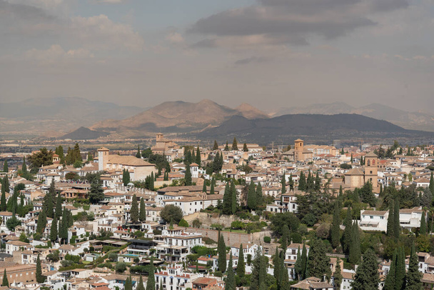 Ansichten der Häuser und Kirchen des Viertels Albaicin von Granada vom Generalife aus - Foto, Bild