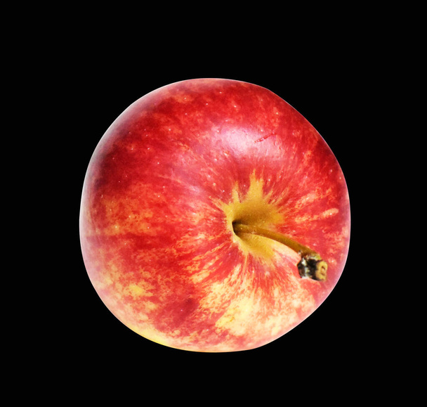 Kırmızı Gala elması kırpma yolu ile izole edilmiş, siyah arka planda gölge yok, taze meyve - Fotoğraf, Görsel