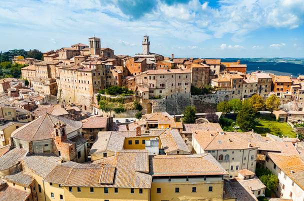 Légi kilátás Montepulciano, egy középkori és reneszánsz dombos város az olasz tartomány Siena Dél-Toszkánában, Ital - Fotó, kép