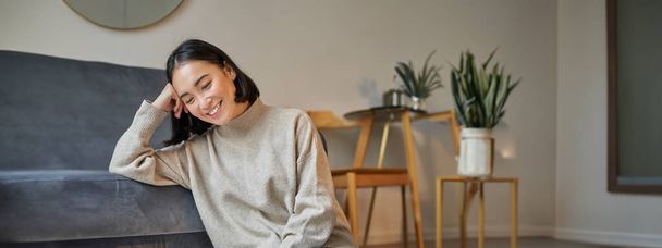 Vertical shot de hermosa mujer asiática, estudiante sentado en casa y estudiando a distancia, elearning con el ordenador portátil. - Foto, imagen