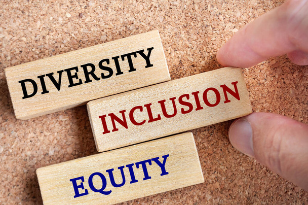 Vista superior de bloques de madera con texto - Diversidad, inclusión y equidad. Concepto de diversidad. - Foto, Imagen
