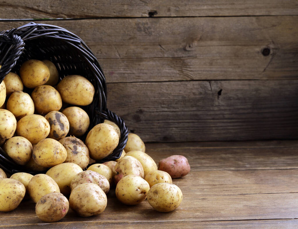 Masadaki sepetteki organik patatesler - Fotoğraf, Görsel