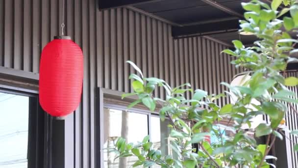 Chińska czerwona lampa papierowa przed restauracją, materiał filmowy - Materiał filmowy, wideo