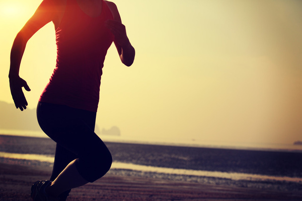 nainen lenkillä auringonnousun aikaan - Valokuva, kuva