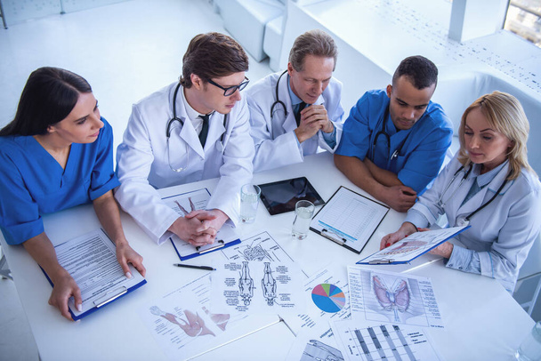 Успішні лікарі обговорюють діагноз під час конференції
 - Фото, зображення