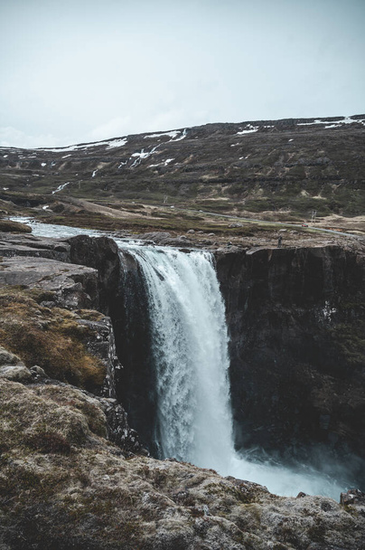 Seitenansicht des Gufufoss-Wasserfalls, in der Nähe von Seydisfjordur, Island, vertikale Aufnahme - Foto, Bild