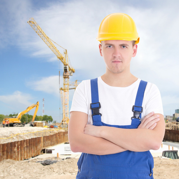 knappe man in uniform bouwer op de bouwplaats - Foto, afbeelding