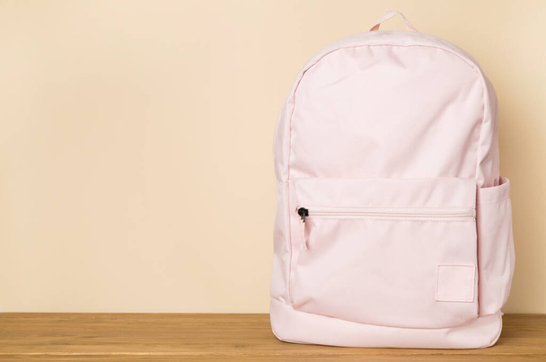 Rózsaszín iskolai hátizsák beton asztalon - Fotó, kép