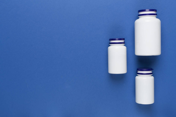 Renkli arka planda vitaminleri olan plastik şişeler, üst görünüm - Fotoğraf, Görsel