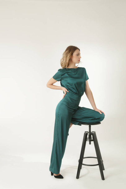 Série de photos studio de jeune mannequin femme en tenue de soie verte. - Photo, image