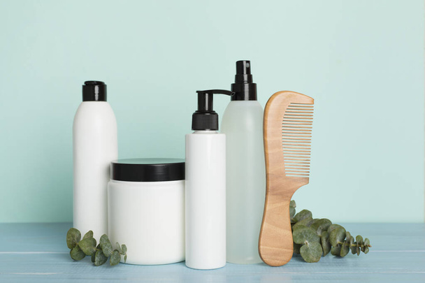 Profesionální produkty pro péči o vlasy s hřebenem na dřevěném pozadí - Fotografie, Obrázek