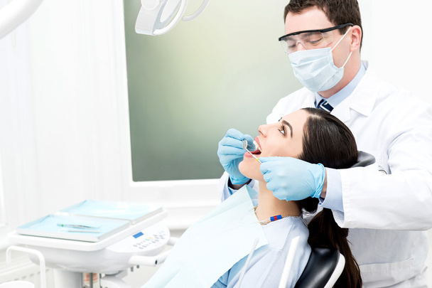 Dental specialist examined patient - Foto, Bild