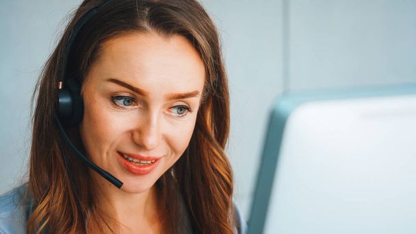 Geschäftsleute mit Headset arbeiten im Büro, um entfernte Kunden oder Kollegen zu unterstützen. Call Center, Telemarketing, Customer Support Agent bieten Service auf Telefon-Videokonferenzschaltung. Jivy - Foto, Bild