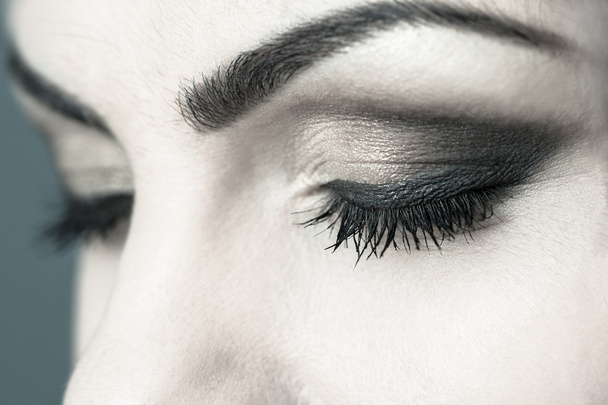 Gesloten ogen rokerige make-up close-up - Foto, afbeelding