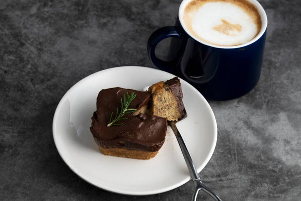 Muzlu çikolatalı kek ve sıcak latte. - Fotoğraf, Görsel