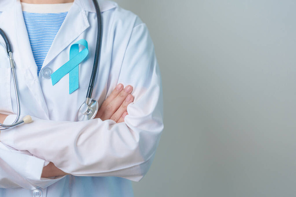 Novembre bleu mois de sensibilisation au cancer de la prostate, médecin avec ruban bleu à l'hôpital pour soutenir la vie des gens et la maladie. Soins de santé, Hommes internationaux, Père, Diabète et Journée mondiale du cancer - Photo, image