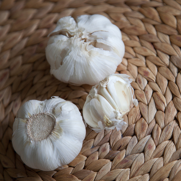 Organic garlic whole and cloves on the wooden background - Foto, Imagem