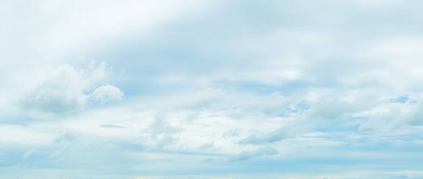 Blue Sky Cloud Tausta Pilvinen kesä Kirkas kauneus Lihgt Valkoinen rakenne Euroopan kevät Horizon Air Kauneus Light Aurinkoinen puhdas maisema Näkymä luonto Skyline Kirkas aamu Ilmasto Pörröinen. - Valokuva, kuva