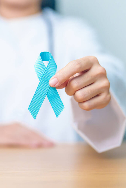 Blue November Prostate Cancer Awareness month, Doctor with Blue Ribbon in hospital for support people life and disease. Salud, Hombres internacionales, Padre, Diabetes y Día Mundial del Cáncer - Foto, imagen