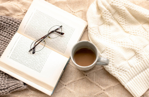 gemütliche Pullover mit einer Tasse Kaffee und einem Buch - Foto, Bild