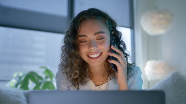 Feliz hermoso cliente hacer una llamada móvil confirmando la orden de compra del sitio web en línea. Primer plano retrato de la joven empresaria sonriente hablando en el teléfono inteligente en el apartamento moderno, cámara ROJA - Imágenes, Vídeo