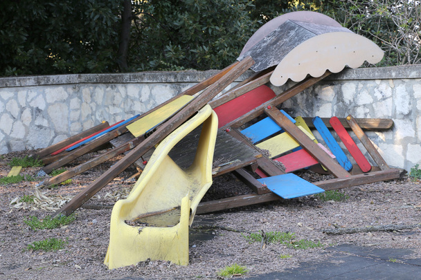 слайд зламаний і покинутий в покинутому дитячому майданчику після
 - Фото, зображення
